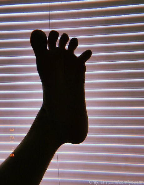 comfyqueen adult model image