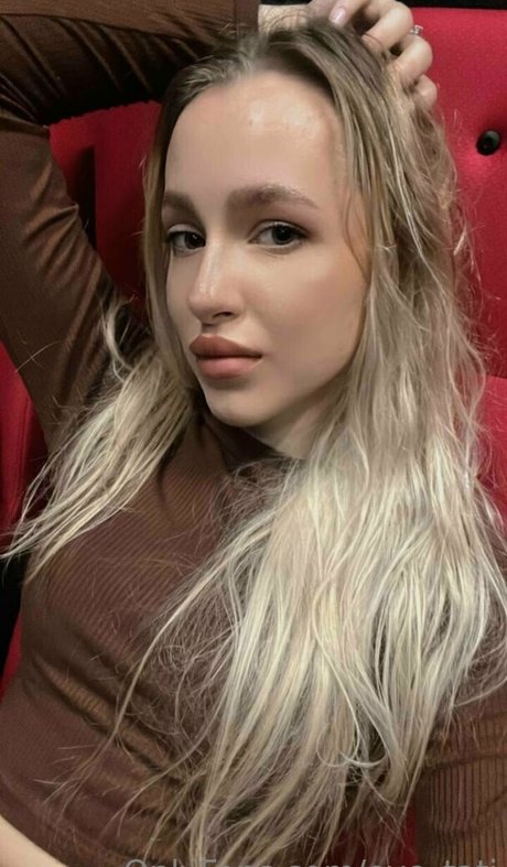 eve tati beautiful model photo