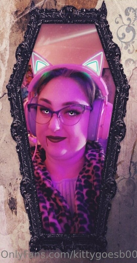 kittygoesb00m star nude picture