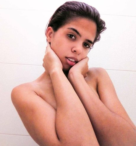 Paula Veruska pretty actress pics