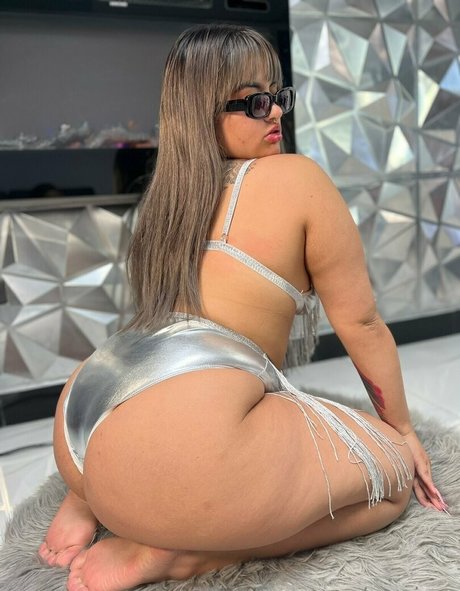 roseiaro adult model image