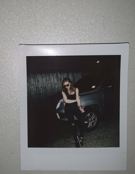 submissive gigi nude model image