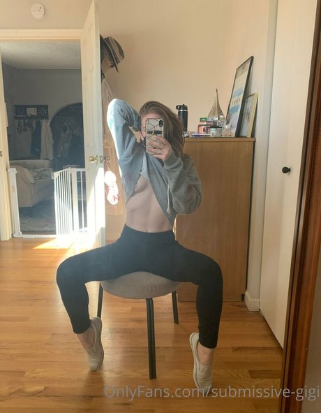 submissive gigi model hot pic