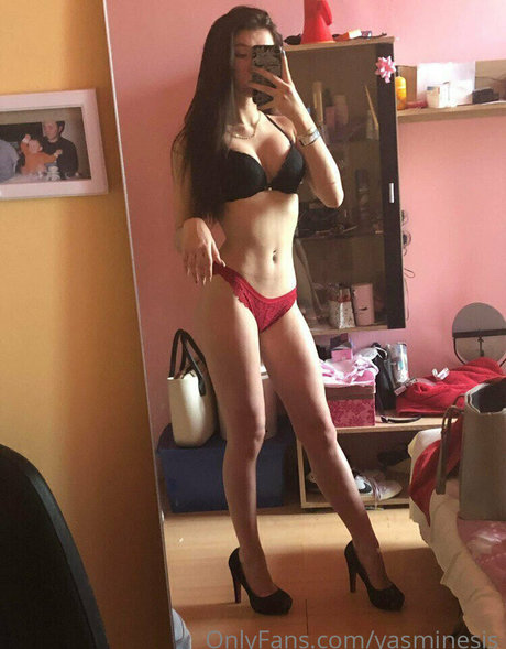 YasMineSis naked model photos