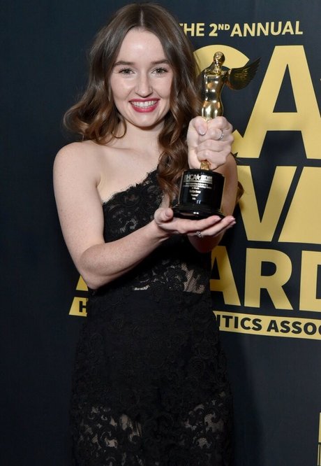 Kaitlyn Dever model pretty photo