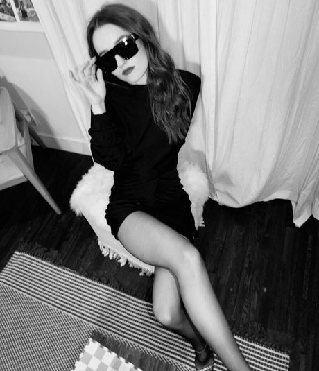 Kaitlyn Dever pornstar gallery