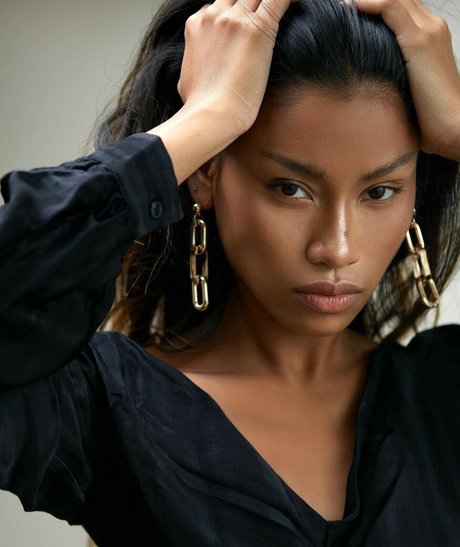 UN YA star high quality photos