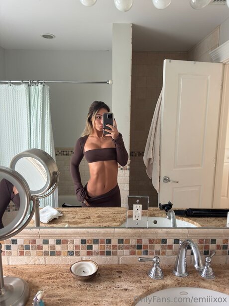 emiiixox star naked picture