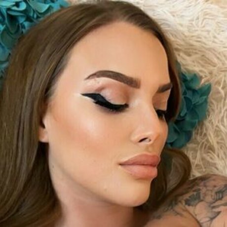 mandyk model high quality picture