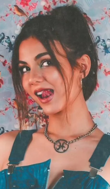 Victoria Justice hd star img