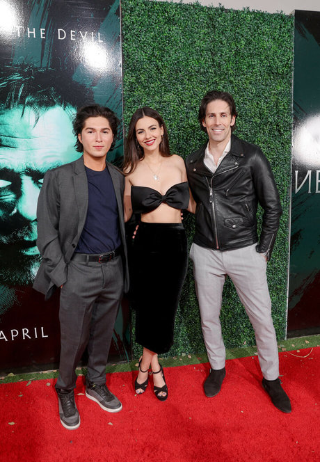 Victoria Justice model art gallery