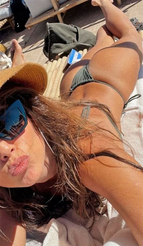 brunette teen onlyfans top image