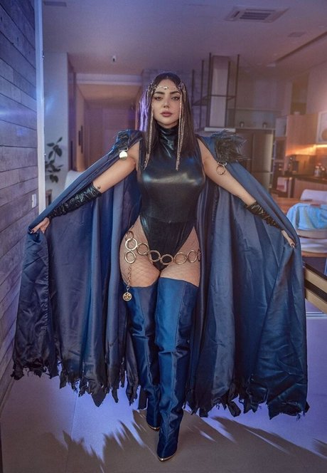 Nyvi Estephan model top img