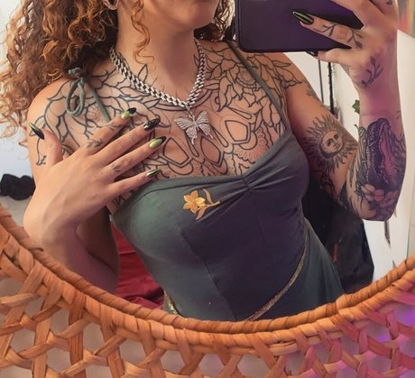 Edin Kary sexy star pics