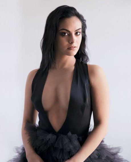 Camila Mendes Profile pic