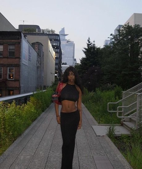 Majormommyissues nudes model images