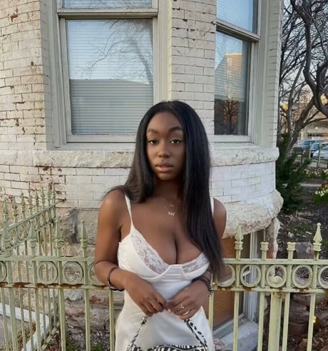 Majormommyissues hot actress image