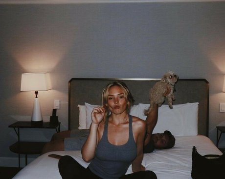 Natalie Alyn Lind erotic star img