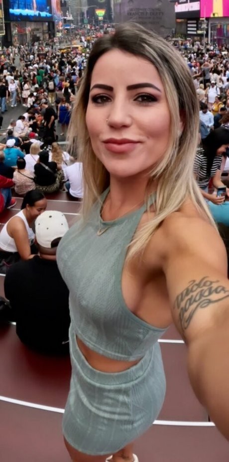 Leticia Bufoni sexy actress gallery