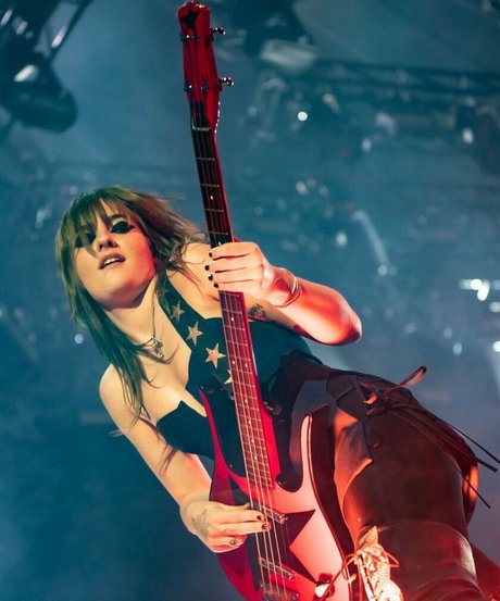 Victoria De Angelis nude pornstar pictures