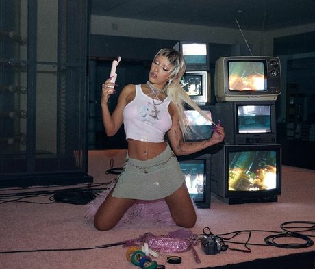 Doja Cat star sexy pics