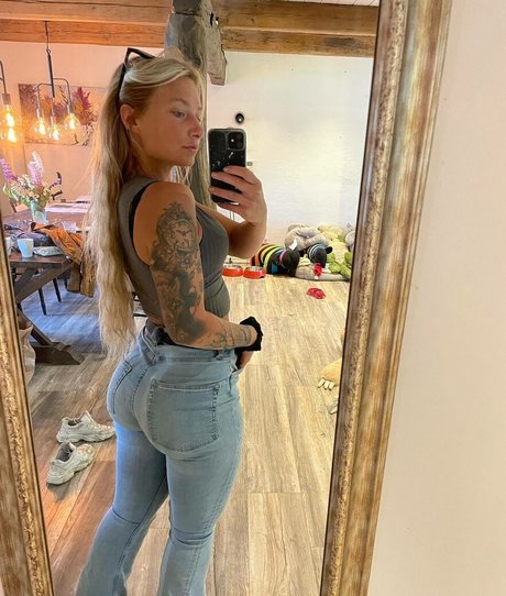 Johanna Juhlin art star photos