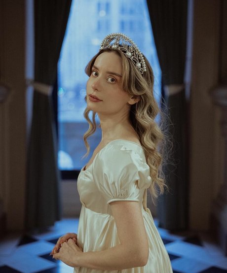 queen astraea model sexy photos