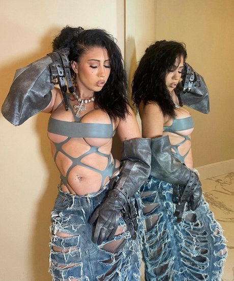 Kali Uchis model high quality photos