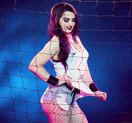 Saraya Bevis pretty model images