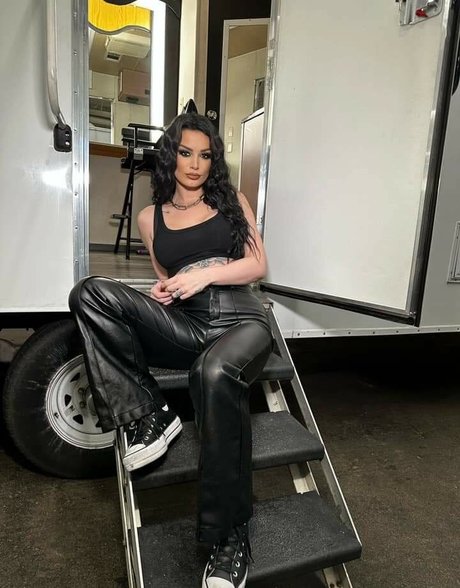 Saraya Bevis nude model images