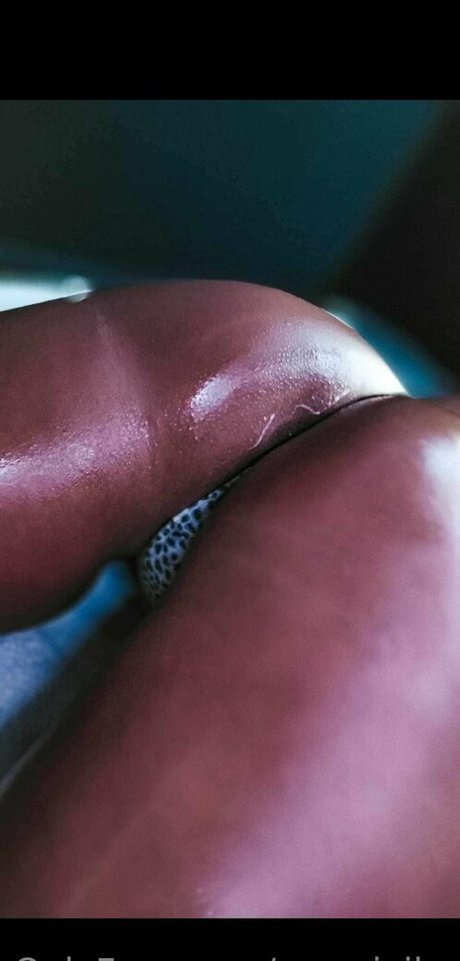 mo vivike art model pic