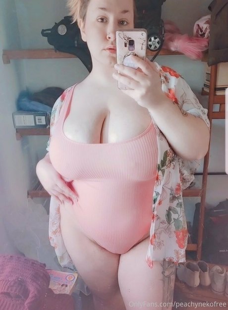 peachynekofree pretty model photo