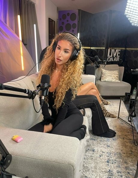 curlyfriesjazzz free model pic