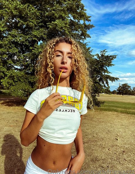 curlyfriesjazzz nudes model archive