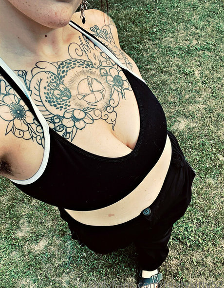 feistykitty52 nude model picture