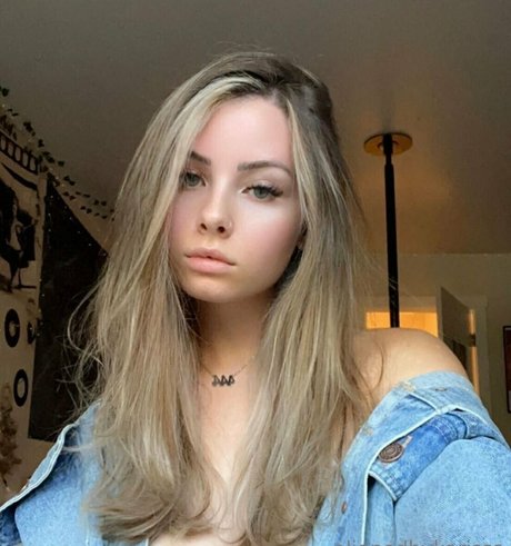 alignedbykarissa pornstar pretty photo