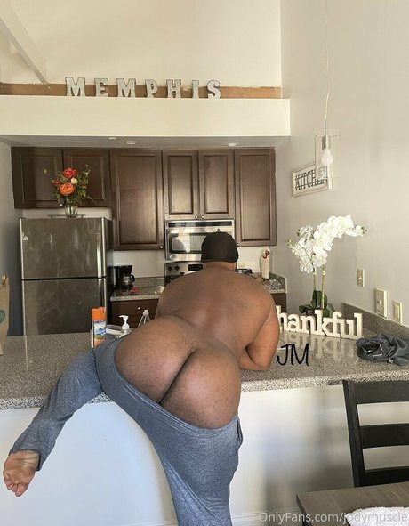 jodymuscle model naked photos