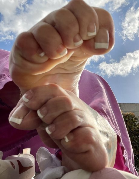 servingfet model pretty pic