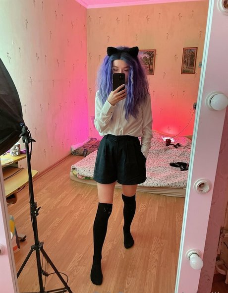 whoisellie model art images