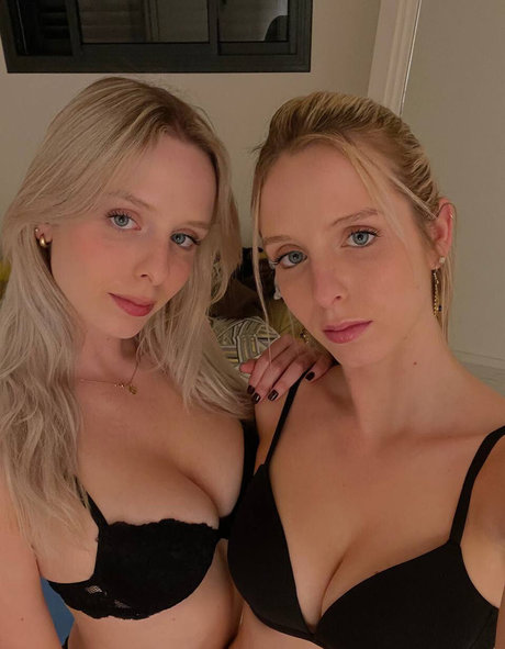 baileyss erotic model photo