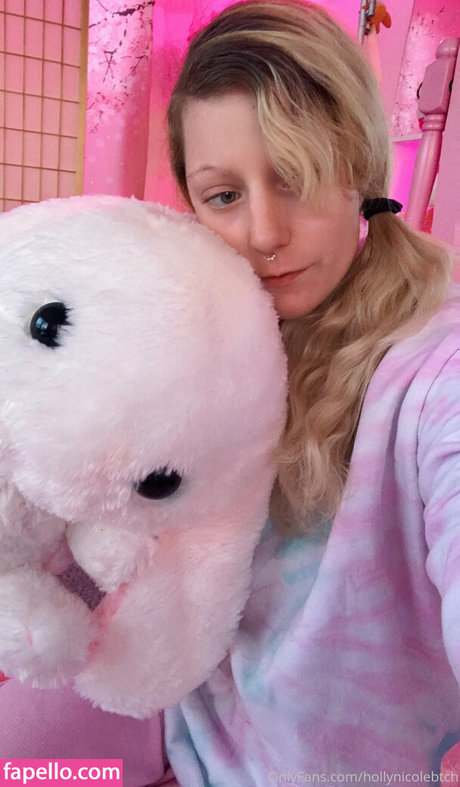 hollynicolebtch pretty actress gallery