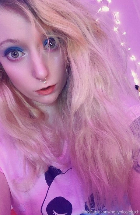 hollynicolebtch free actress pics