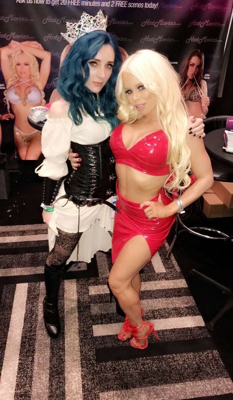 nikkidelano sexy actress pics