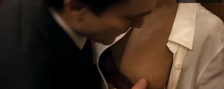 Naomi Scott art model pic