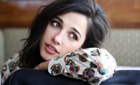 Naomi Scott pornstar pretty images