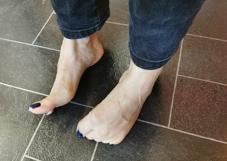 kaybeesfeets hot actress archive