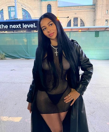 Mariah The Scientist model top photo