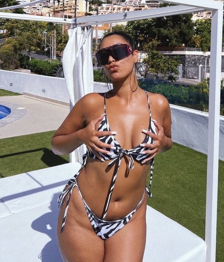 Snoochie Shy star free pictures