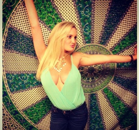 itssbriibitchh art actress archive