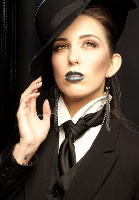 Amanda Thompson beautiful star pictures